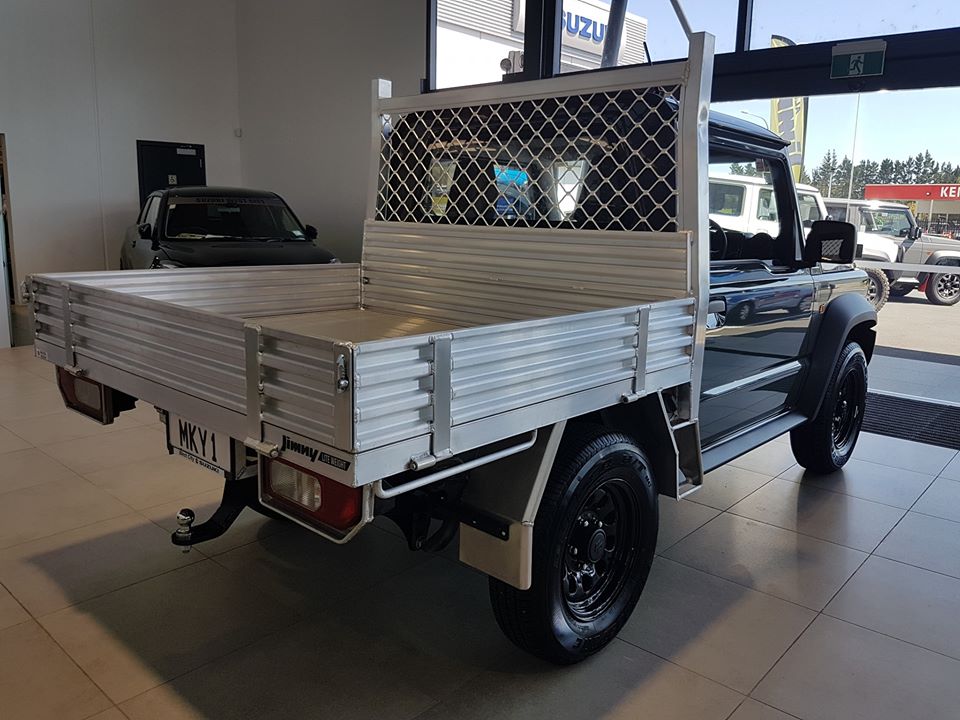 Un concesionario de Suzuki en Nueva Zelandia transforma un Jimny en una mini  Pick Up