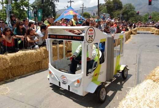 Listos y dispuestos 48 "autos locos" para la Red Bull Soap Race de mañana.