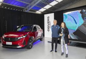 Peugeot presenta en Chile su primera escuela de conductores para autos eléctricos