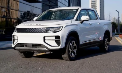 La Riddara RD6 aterriza en Chile como la primera camioneta 100% eléctrica diseñada desde cero y no como adaptación de modelos de combustión. Disponible inicialmente en versiones 4x2, destaca por su autonomía de hasta 503 km, su construcción monocasco y su enfoque versátil entre ciudad y terrenos exigentes. Para fines de 2025 se sumarán versiones 4x4 con mayor capacidad todoterreno.