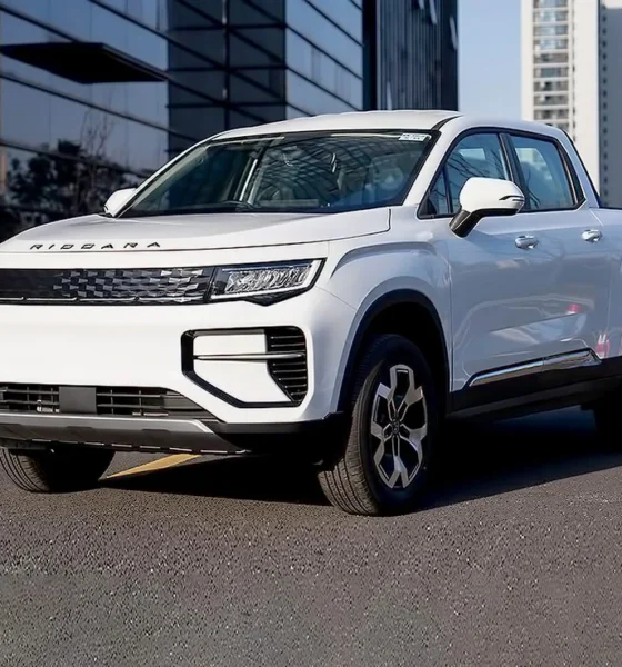 La Riddara RD6 aterriza en Chile como la primera camioneta 100% eléctrica diseñada desde cero y no como adaptación de modelos de combustión. Disponible inicialmente en versiones 4x2, destaca por su autonomía de hasta 503 km, su construcción monocasco y su enfoque versátil entre ciudad y terrenos exigentes. Para fines de 2025 se sumarán versiones 4x4 con mayor capacidad todoterreno.