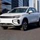 La Riddara RD6 aterriza en Chile como la primera camioneta 100% eléctrica diseñada desde cero y no como adaptación de modelos de combustión. Disponible inicialmente en versiones 4x2, destaca por su autonomía de hasta 503 km, su construcción monocasco y su enfoque versátil entre ciudad y terrenos exigentes. Para fines de 2025 se sumarán versiones 4x4 con mayor capacidad todoterreno.