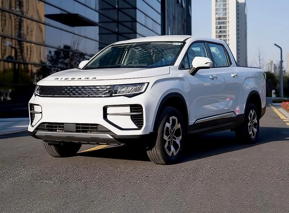 La Riddara RD6 aterriza en Chile como la primera camioneta 100% eléctrica diseñada desde cero y no como adaptación de modelos de combustión. Disponible inicialmente en versiones 4x2, destaca por su autonomía de hasta 503 km, su construcción monocasco y su enfoque versátil entre ciudad y terrenos exigentes. Para fines de 2025 se sumarán versiones 4x4 con mayor capacidad todoterreno.