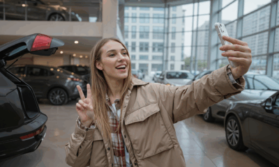mujer realizando video para tiktok en un concesionario de automóviles.