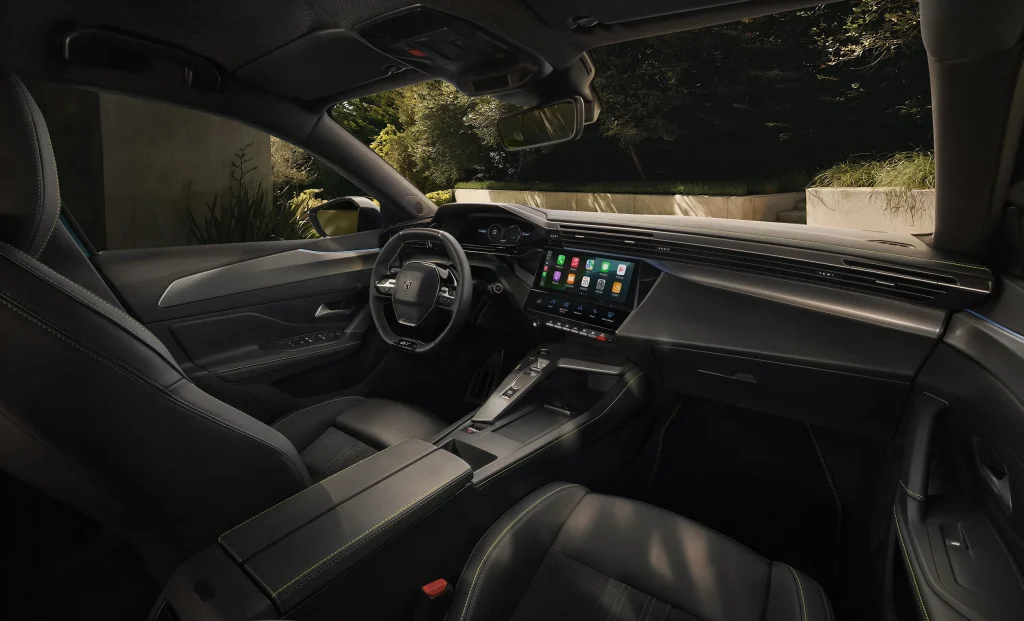 Nuevos Peugeot 308 y 308 SW: diseño, eficiencia y placer de conducir en la era eléctrica 34 PEUGEOT E308 2508CV 400 FR