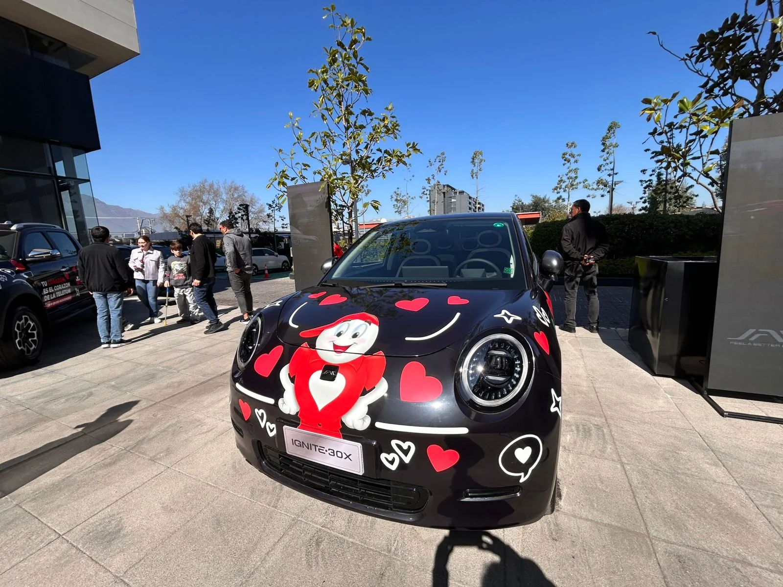 Gildemeister y JAC entregan nueva flota de automóviles a Teletón 2025 31 Autos JAC brandeados 2