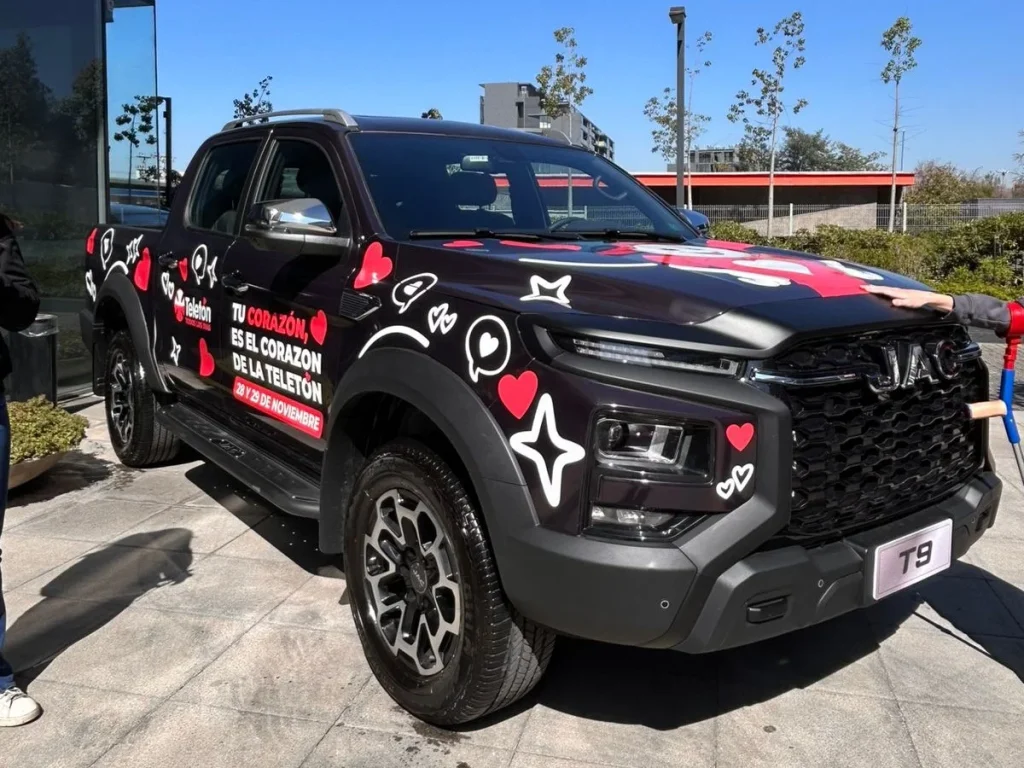 Gildemeister y JAC entregan nueva flota de automóviles a Teletón 2025 33 Autos JAC brandeados 3