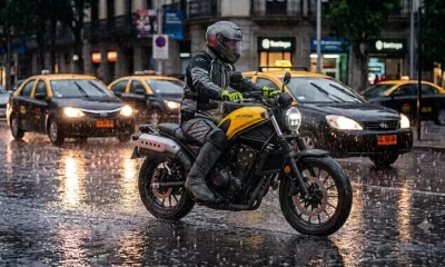 conducción moto pavimento mojado lluvia 2