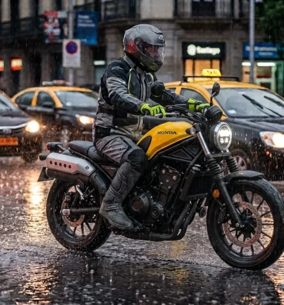 conducción moto pavimento mojado lluvia 2