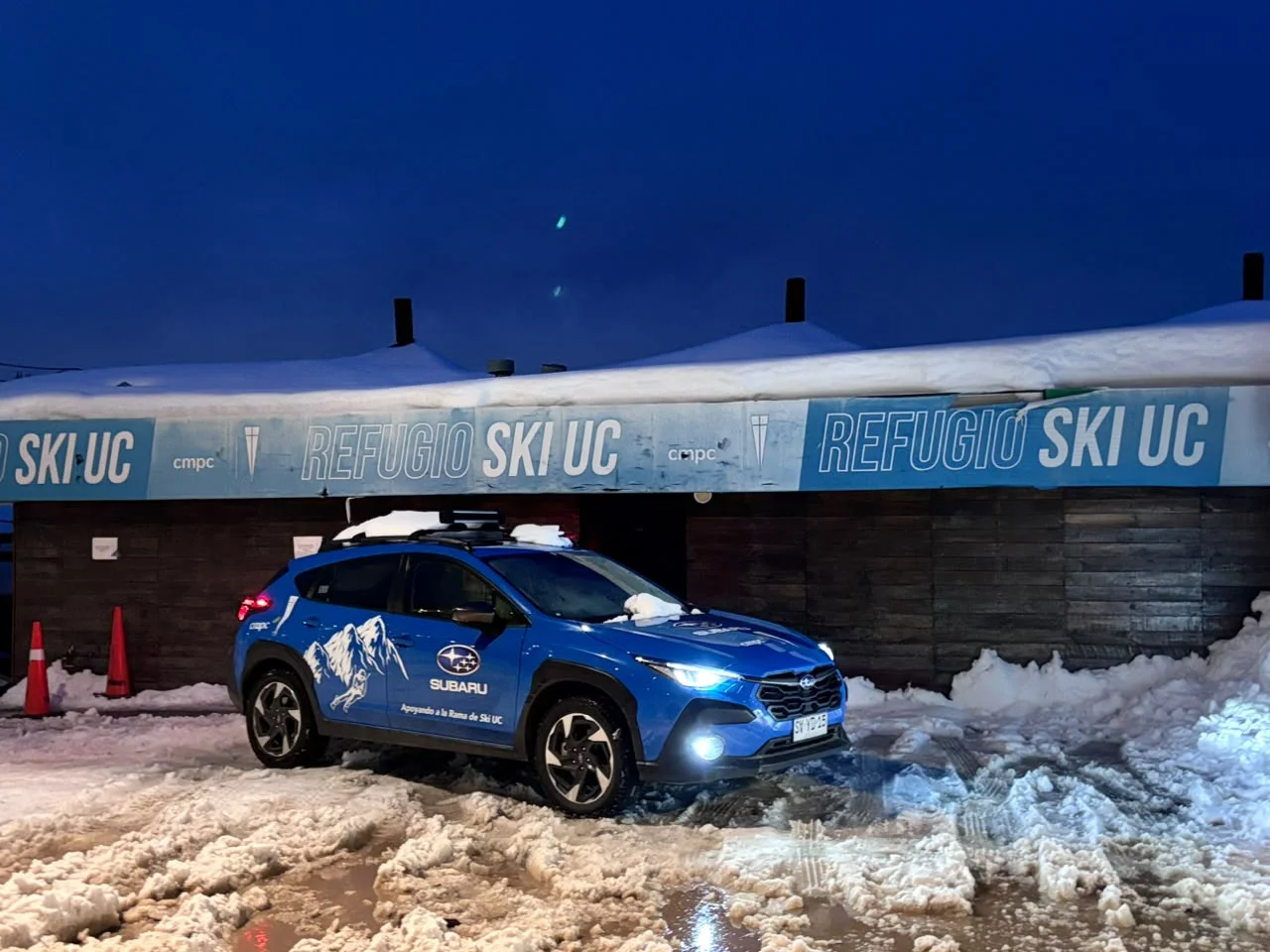 subaru renueva su compromiso con el esquí nacional junto al club andes y ski uc